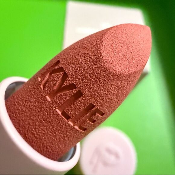 Kylie Cosmetics Matte Lipstick – Shade 209 “Summer Somewhere” (Women) - Picture 7 of 17